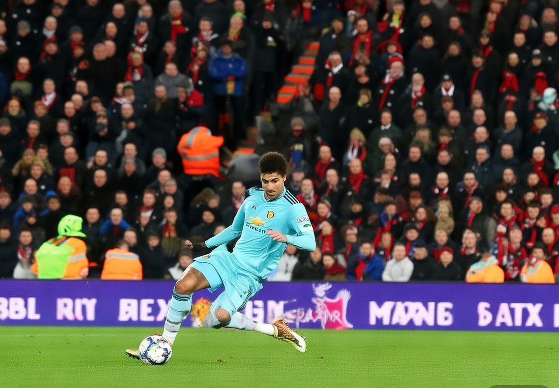 英超战术对攻：曼联4-4伯恩茅斯，争四警钟与希望并存